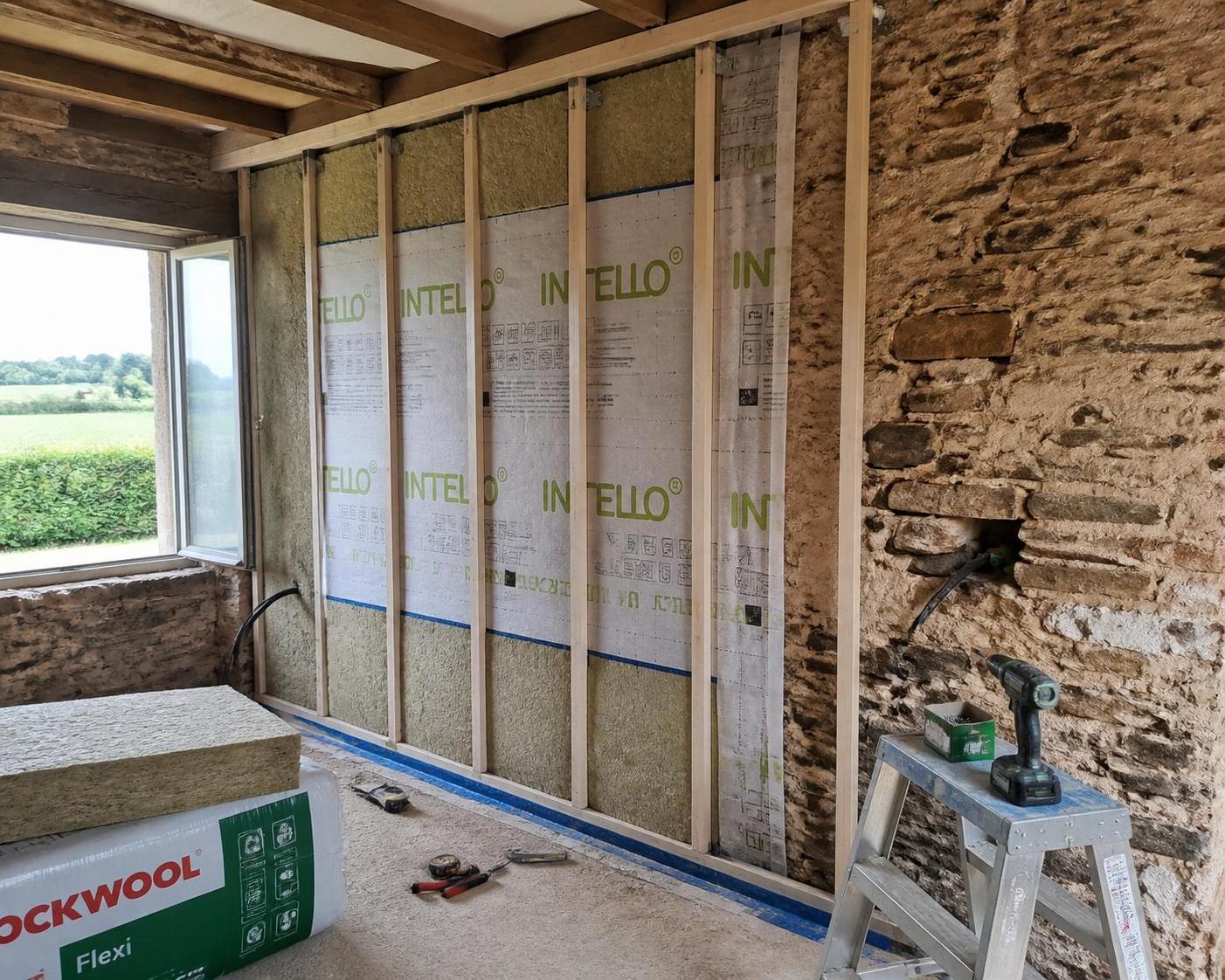 découvrez les meilleures solutions pour isoler un mur et réduire efficacement vos factures d’énergie. guide pratique pour choisir l'isolation adaptée à votre maison.