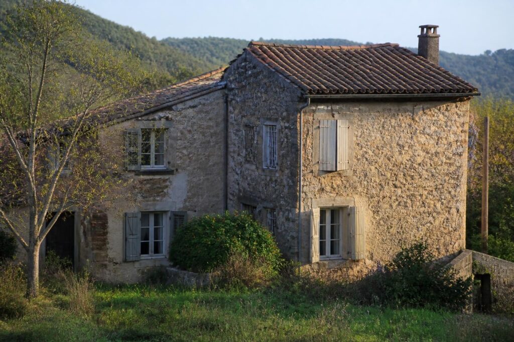 découvrez les travaux essentiels pour rénover et valoriser votre maison à flassans-sur-issole. conseils pratiques pour transformer votre bien immobilier avec succès.