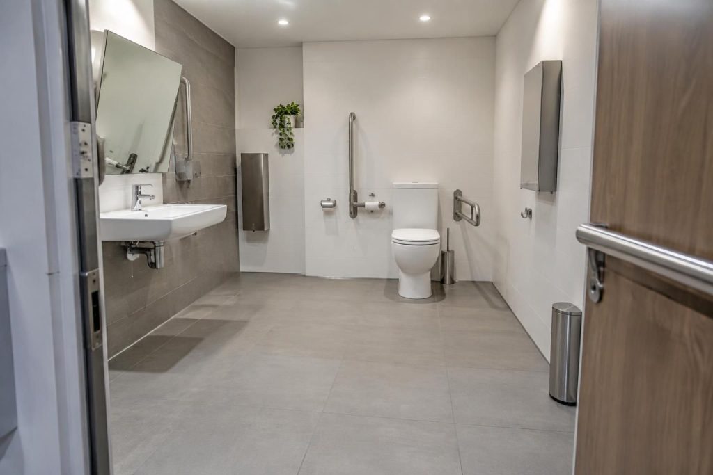 découvrez les exigences de la norme pmr pour aménager un wc accessible : dimensions, espace de manœuvre, équipements et règles de conformité.